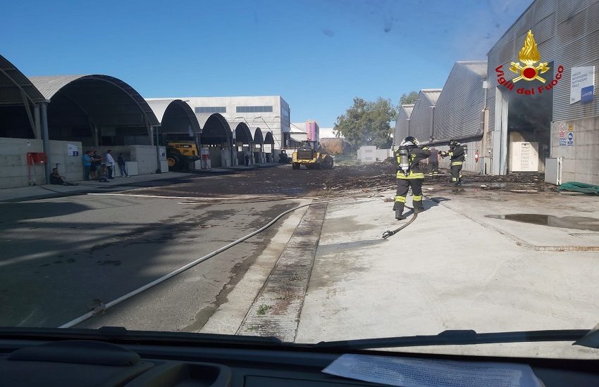 [GALLERY] In fiamme area riservata a smaltimento rifiuti urbani a Sigonella: Vigili del Fuoco ancora sul posto