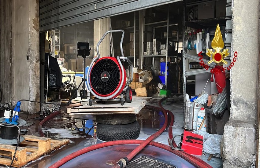 [GALLERY E VIDEO] Garage prende fuoco in via Ercole Patti: intervento Vigili del Fuoco ancora in corso