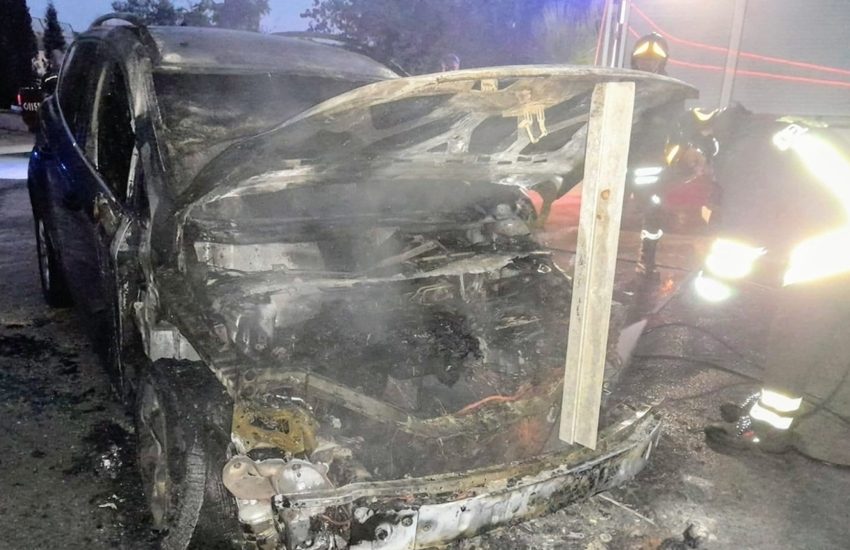 Misterioso incendio nella notte, a rogo l’auto di un operaio e della compagna