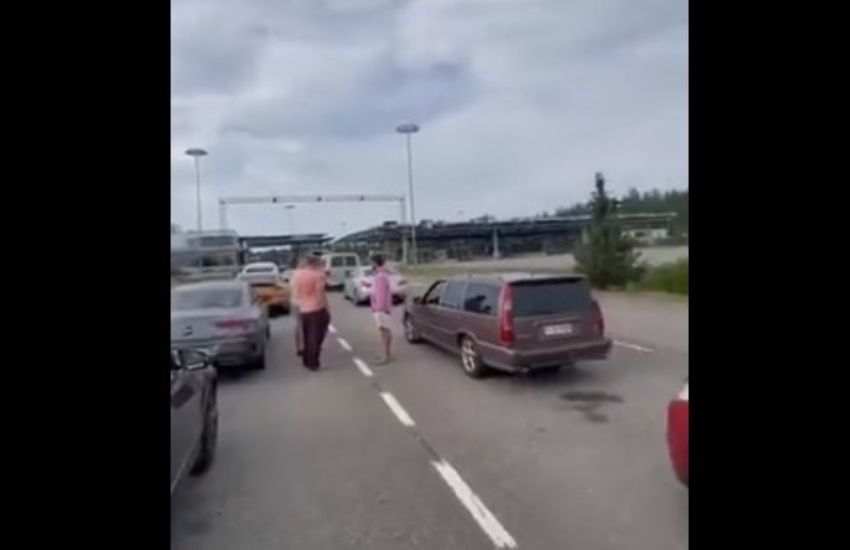 Lunghissima fila di auto alla frontiera tra Russia e Finlandia: russi in fuga dal loro paese [VIDEO]