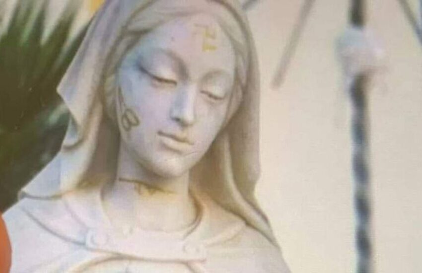 Scandalo nel Salento, raid vandalico contro la statua della Madonna. Gola tagliata e simboli fallici