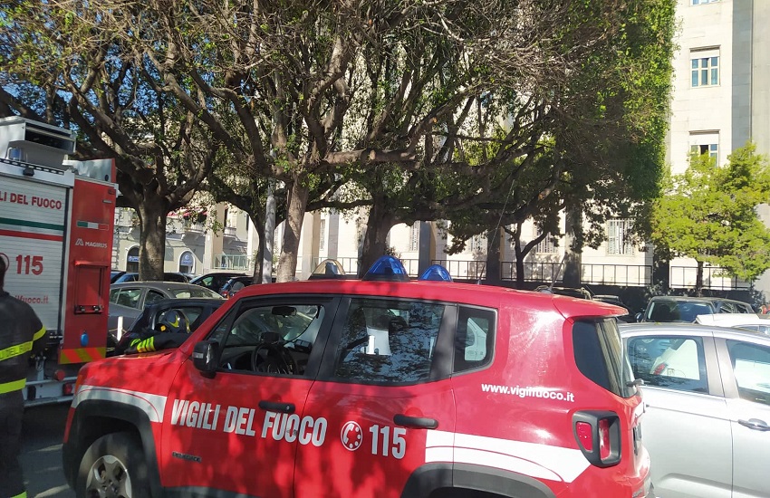 [FOTO] Crolla intradosso solaio al terzo piano del Tribunale di Catania: intervento Vigili del Fuoco ancora in corso