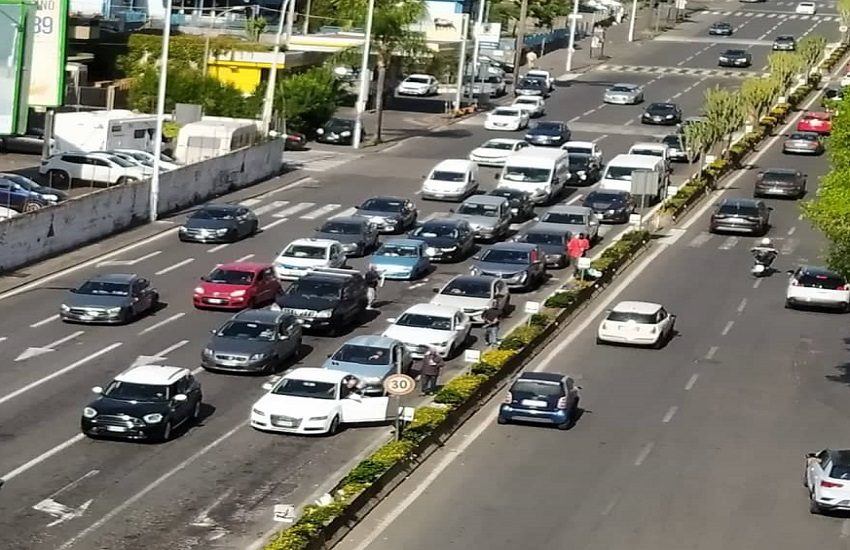 Si sfiora ancora la rissa tra automobilisti e lavavetri all’incrocio tra via Vincenzo Giuffrida e viale Raffaello Sanzio