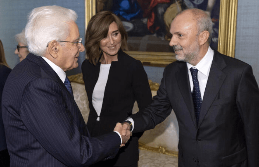 Covid: reintegro dei medici no vax e stop dei bollettini giornalieri. Ma Mattarella avverte