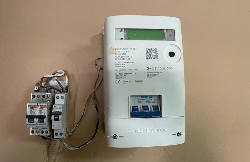 In casa luce a costo zero, in due nei guai per furto di energia