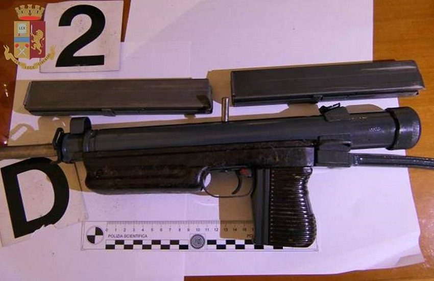 [FOTO] Cocaina e armi in diversi appartamenti dello stesso stabile: Polizia arresta 18enne a San Cristoforo