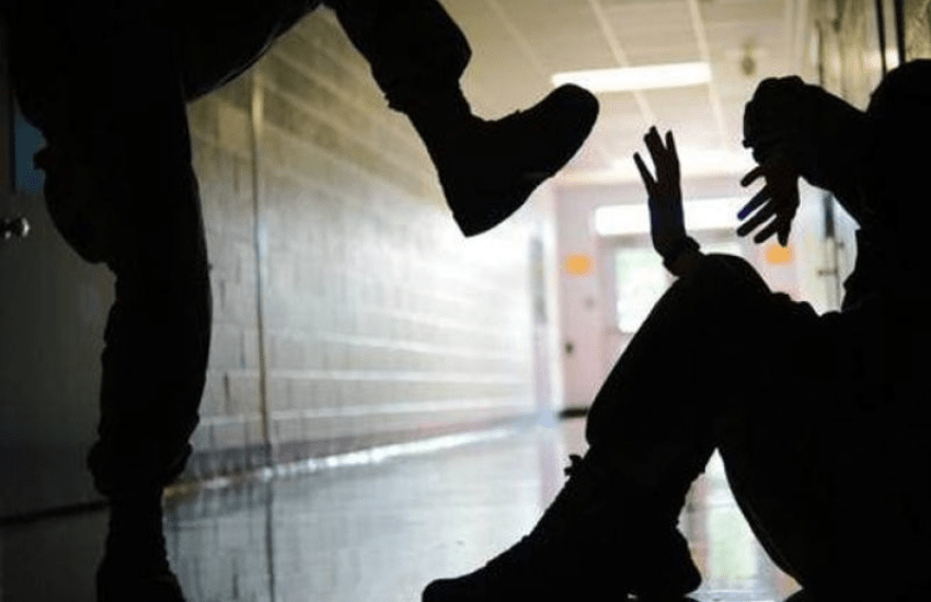 Bullismo a scuola: gli urlano “Secchione”, gli conficcano una matita in testa e lo pestano