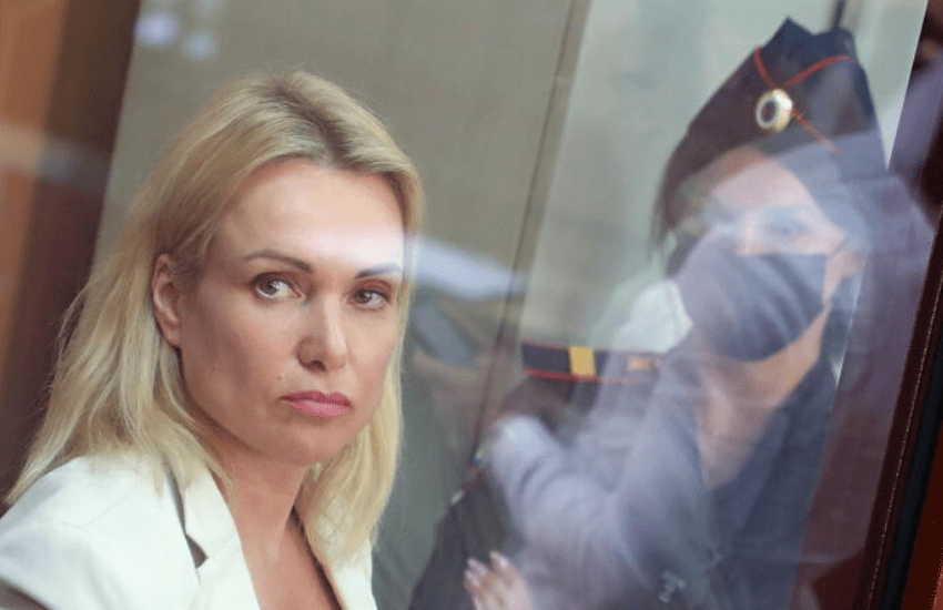 Marina Ovsyannikova in fuga con la figlia di 11 anni