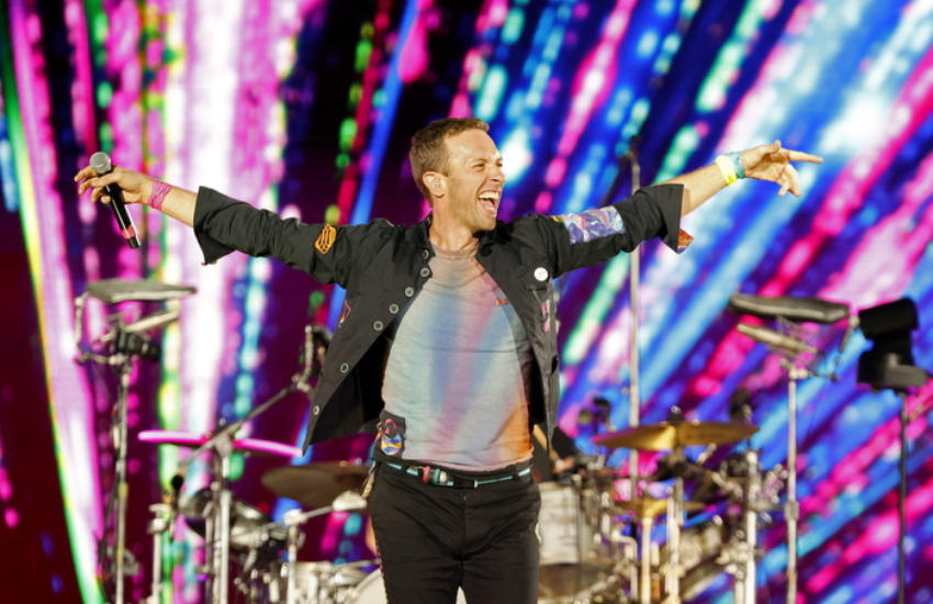 Doccia fredda per i fan dei Coldplay: “Stop ai concerti, Chris Martin è malato”
