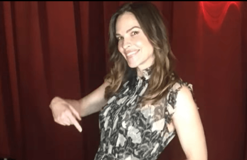 Hilary Swank: “Non posso crederci, sarò mamma di due gemelli”