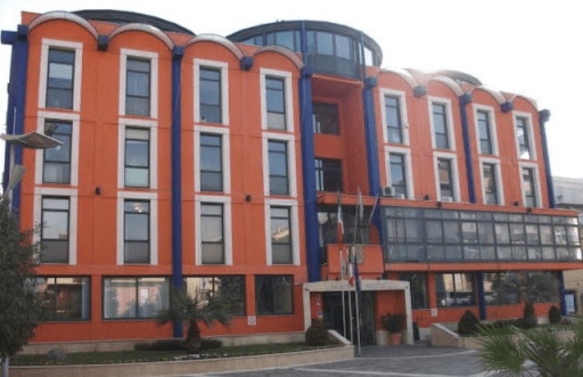 Montesilvano, l’appello di una madre: “Salvate mio figlio”. Il Comune paga la bolletta