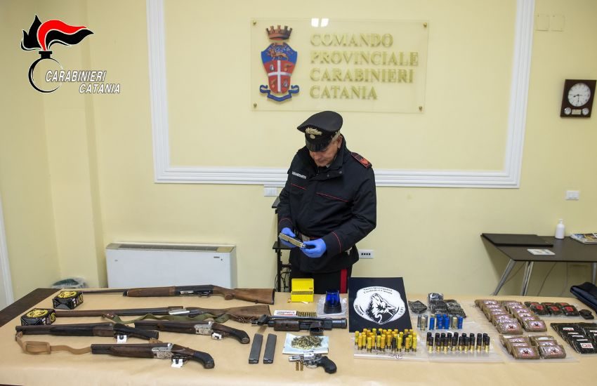 [Video] Librino, scoperto arsenale di armi e droga, arrestato 35enne armato di revolver