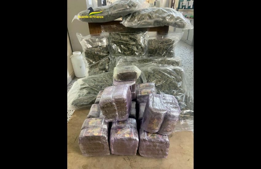 [Video] Catania, sequestrati 12,5kg di hashish e 8 kg di marijuana, arrestato il corriere
