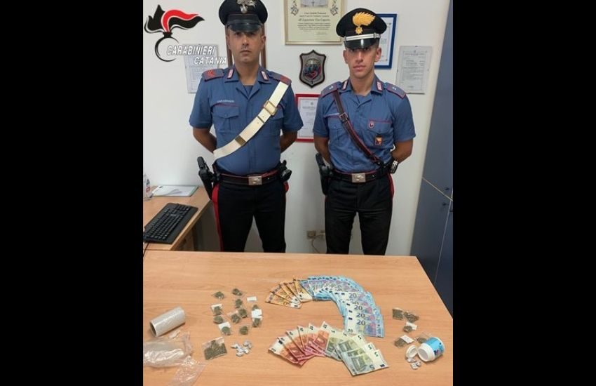 Pusher scorrazza in piazza Castello con lo scooter, arrestato 21enne