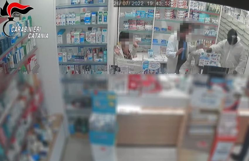 [Video] Aci Catena, rapina a mano armata in farmacia, presi i 2 responsabili