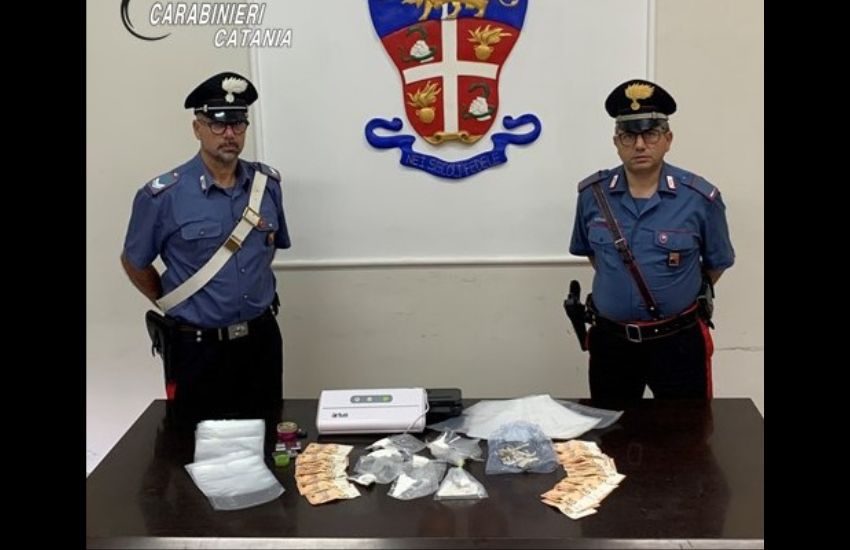 Adrano, nasconde la droga dietro al forno a microonde: arrestato pusher 31enne