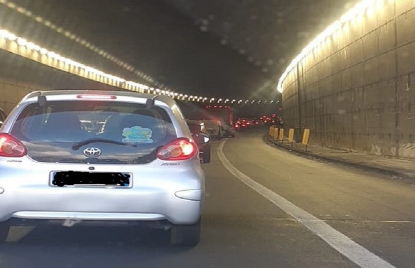 Auto sbatte contro guardrail sulla Tangenziale di Catania: traffico a rilento