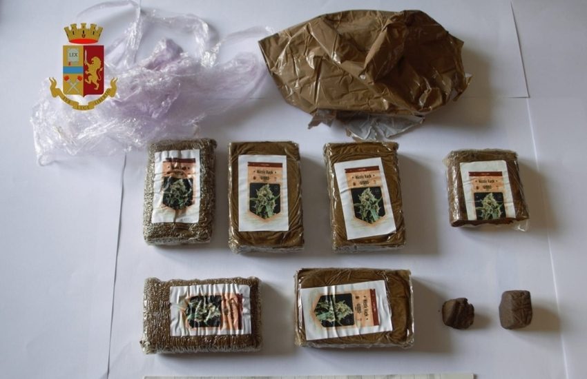 In casa 10 grammi di hashish, in auto oltre mezzo chilo. Arrestato per spaccio 40enne