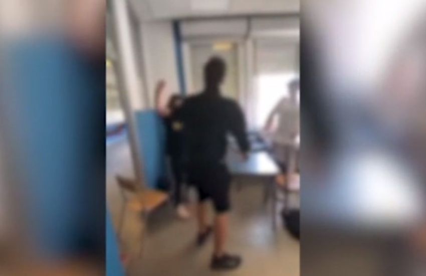 Ragazza 14enne presa a schiaffi da un compagno in classe: tutti guardano e nessuno interviene