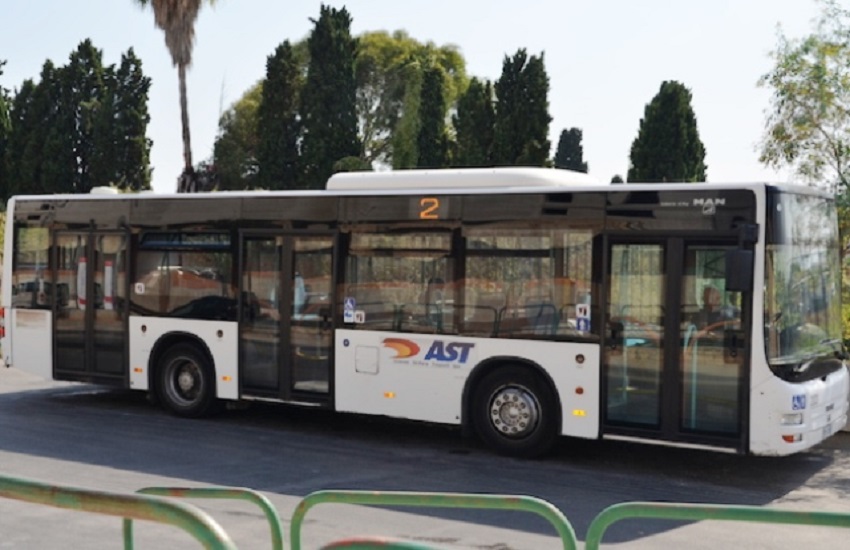 Treviso, il coro choc degli studenti verso l’autista donna del bus: “Stupro, stupro”