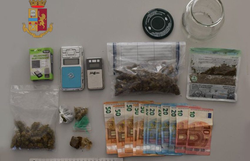 Marijuana in tasca, nella biancheria intima e a casa. Arrestati per spaccio due salentini