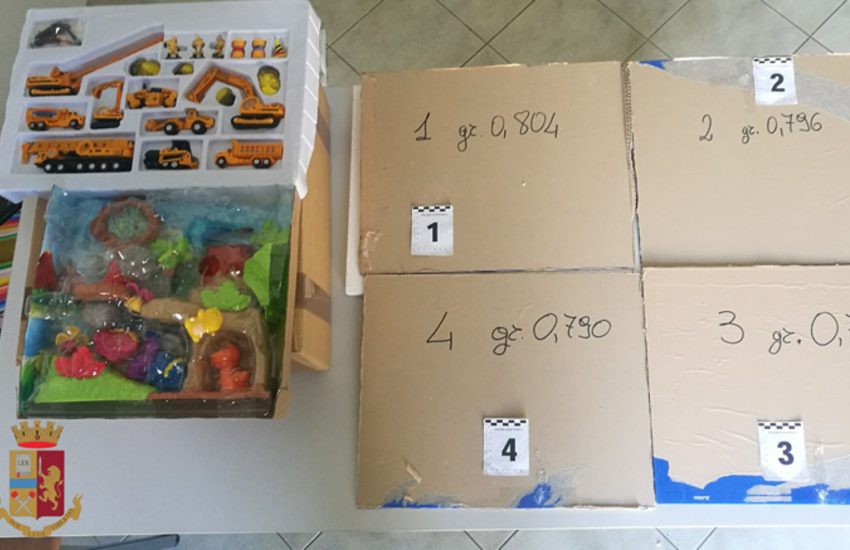 Oltre tre chili di cocaina nel cartone d’imballaggio dei giocattoli provenienti dall’Olanda, è mistero