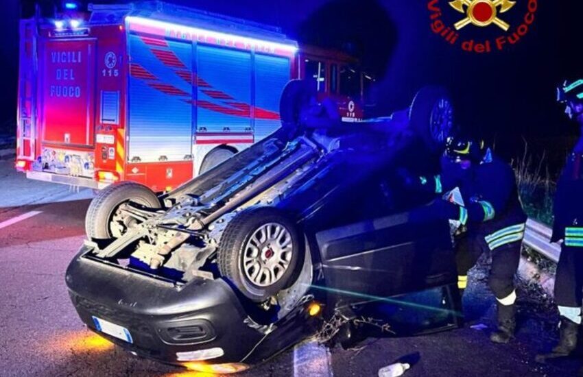 Scontro tra due auto sulla statale, auto si ribalta. Ferita una donna