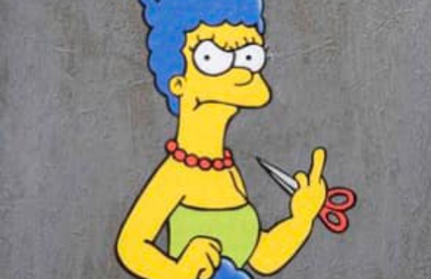 Marge Simpson arrabbiata davanti al consolato iraniano a Milano: torna il murale della discordia