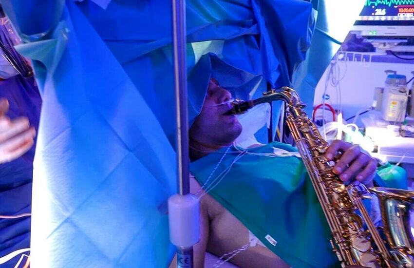 Operato al cervello mentre suona il sassofono, la straordinaria storia di un 35enne