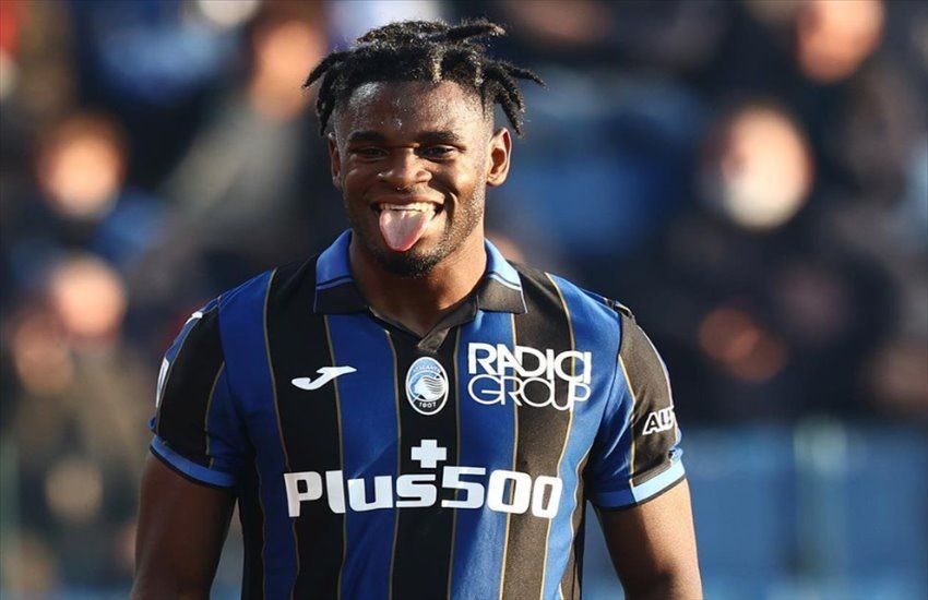 Brutta disavventura per Zapata, bloccato alla banca: “Dove crede di andare? Non è un posto per lei”