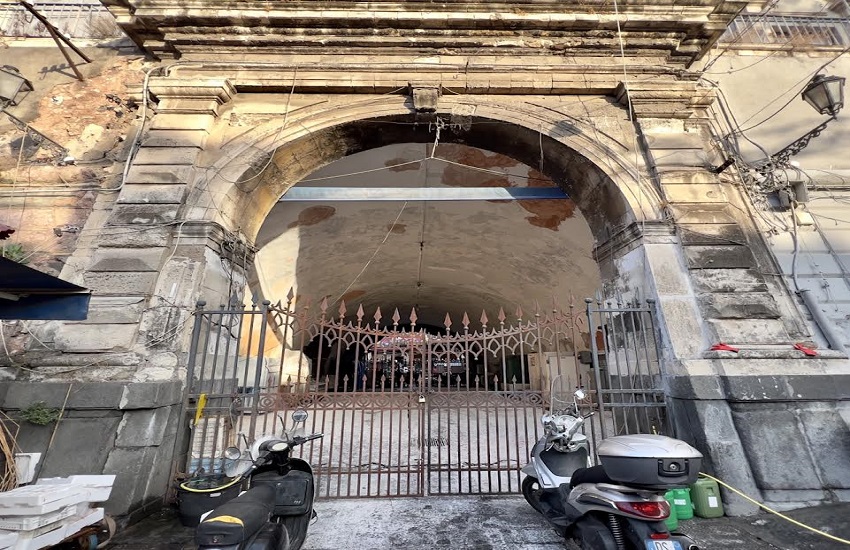[FOTO] Pescheria Catania, partiti lavori di manutenzione e restauro antica Porta di Carlo V