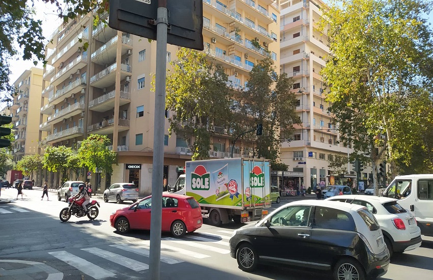 [FOTO] Operai Amts a lavoro in corso Italia per la sistemazione dei semafori spenti da alcune settimane