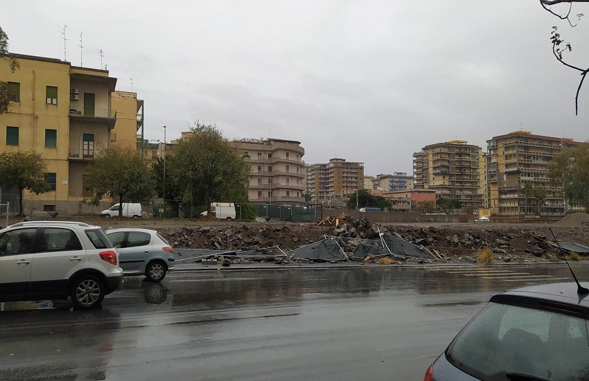 Pioggia e vento forte a Catania e provincia: transenne abbattute su viale Raffaello Sanzio, alberi pericolanti in diversi luoghi