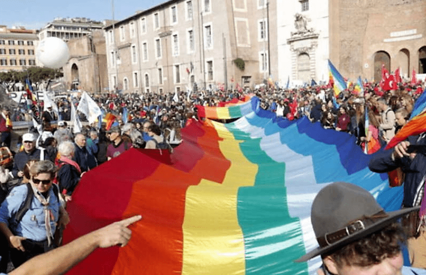 Pace, in migliaia nei cortei di Roma e Milano. Letta contestato “Guerrafondaio, vaffa******” (VIDEO)