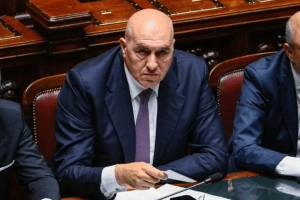 Crosetto alla Camera: “Rispettiamo i trattati, ma non siamo in guerra”