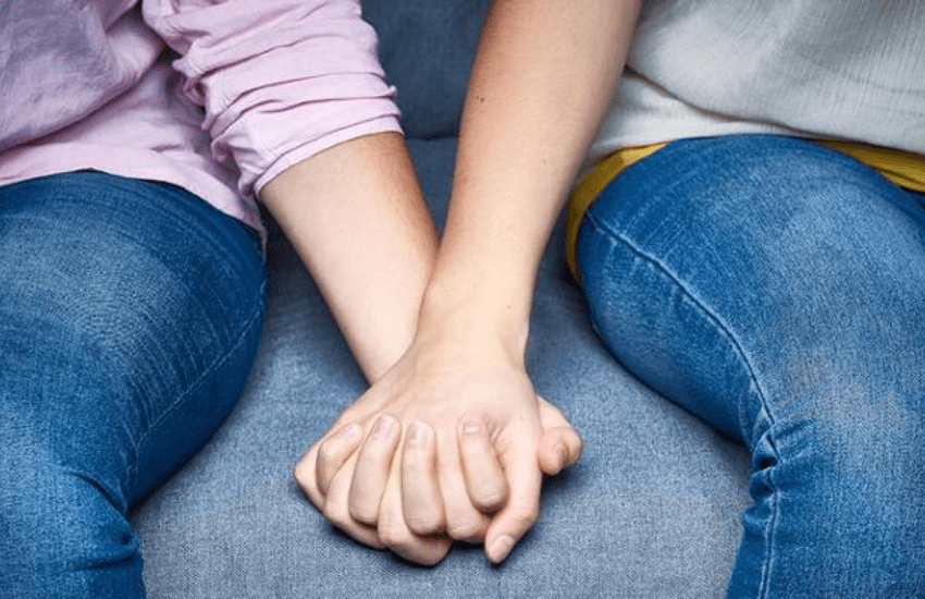“Genitore” sulla carta di identità della bimba adottata: il giudice dà ragione a coppia lesbica