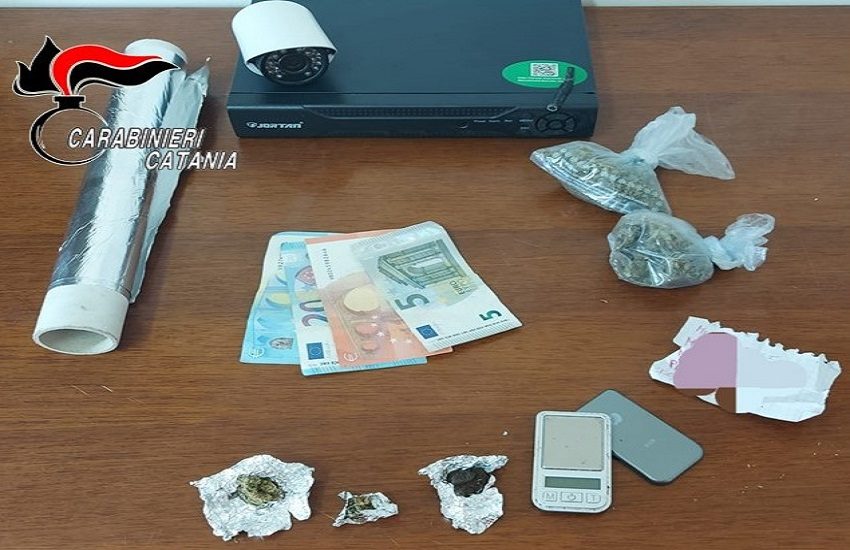 Affacciato al balcone vede i Carabinieri e lancia una busta con marijuana e hashish: in manette 25enne a Librino