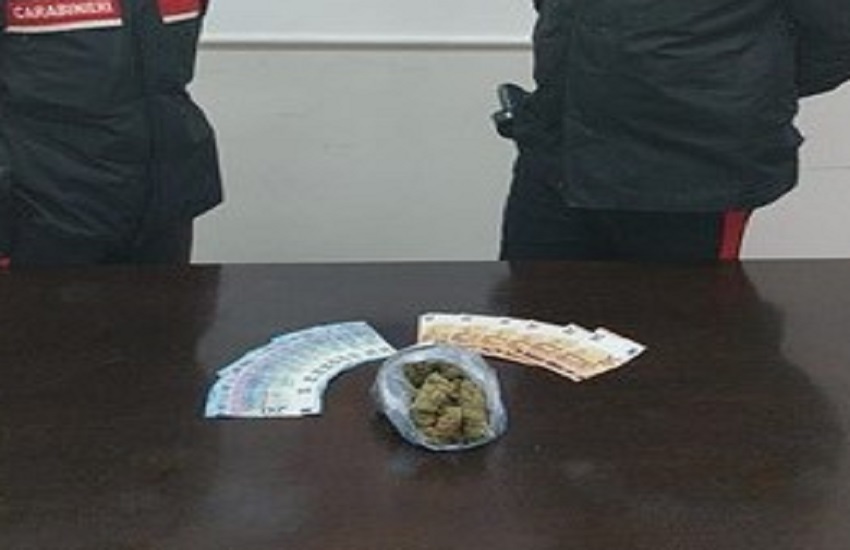 Marijuana nei pantaloni e in un vano portaoggetti: arrestati dai Carabinieri due paternesi