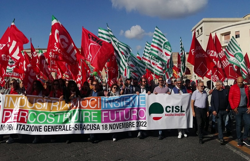 Siracusa, la raffineria Lukoil rischia di chiudere per le sanzioni: migliaia di lavoratori in piazza