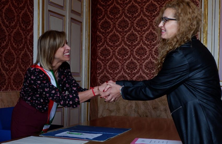 [FOTO] Caltagirone, donna rumena da oggi cittadina italiana