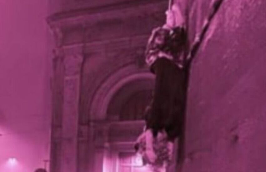 Bologna, manichino Meloni impiccato a testa in giù. Lollobrigida: “Aspettiamo netta condanna”