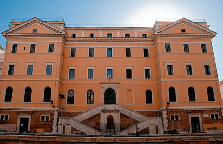 Roma, Prof rifiuta il nuovo nome sul compito dello studente transgender: “Sei una donna, non un uomo”