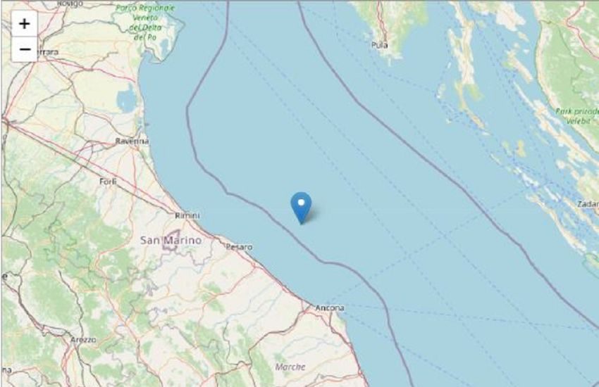 Marche, terremoto magnitudo 5.7 ed epicentro nel Pesarese: gente in strada e scuole chiuse