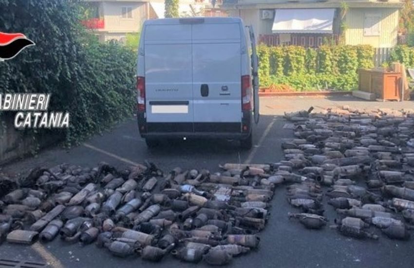 Gravina di Catania, maxi-sequestro di 400 catalizzatori su un furgone