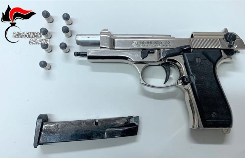 Giarre, girava con pistola, passamontagna e guanti: arrestato un 28enne