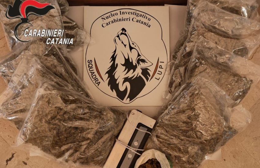 Picanello, 11 kg di droga nascosta sui sedili posteriori della macchina, arrestato