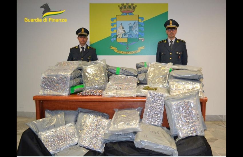 [VIDEO] Savona, arrestato corriere della droga, trasportava 82 kg tra hashish e marijuana