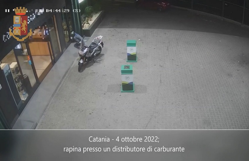 [VIDEO] Rapina distributore di carburante in via Palermo: Polizia mette in carcere il complice