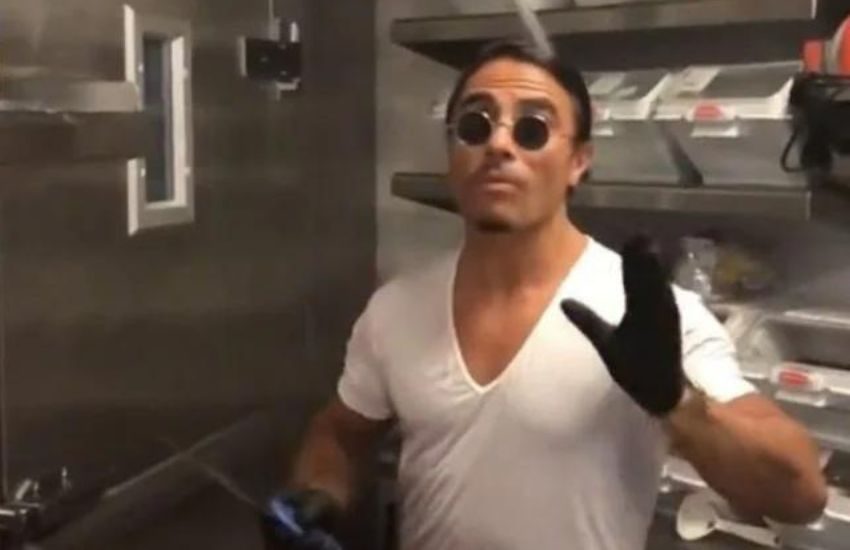 Altra ondata di polemiche su Salt Bae, l’ira di un cliente: “Si è fatto pagare 600 dollari solo per…”