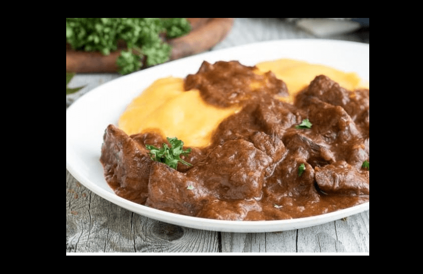 Carne d’orso con polenta al ristorante, rabbia della Brambilla: “Aberrante”